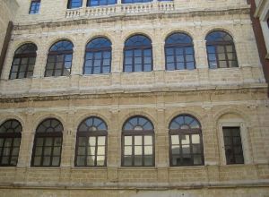 Tricase - piazza Giuseppe Pisanell - Uno scorcio di palazzo Gallone - Portale